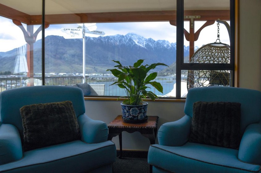 lounge at the embassy queenstown